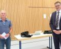 Bild: ohr
25 Jahre ist Josef Nachtmann im Gemeinderat. Bürgermeister Hans Prechtl überreichte als kleine Dankesgeste einen Gutschein.