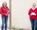 Bild: no
Kassiererin Simone Dietrich (rechts) übergibt die Spende an die stellvertretende Vorsitzende des Pfarrgemeinderats, Elisabeth Dürgner.