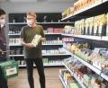 Bild: Gabi Schönberger
Christian Meyer, Mitarbeiter im Vegan-Shop in Nabburg, berät seine Kunden zu veganen Produkten