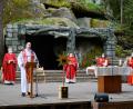 Bild: abi
Auf der Naturbühne der Luisenburg fand der festliche Gottesdienst statt. Leider ohne Besucher, dafür mit Hygieneauflagen.