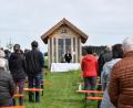 Bild: wku
Pfarrer Stefan Fischer zelebriert vor der Kapelle in Steiningloh einen Pfingstgottesdienst.