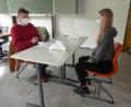 Bild: bba
Ein bisschen nervös ging Celina schon ins Vorstellungsgespräch mit Betriebsleiter Rainer Stammler (links), aber der bescheinigte ihr einen guten Auftritt bei dieser Übung.
