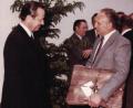 Archivbild: gz
Anlässlich der Einweihung des Vogelparks 1985 überreichte der damalige Vorsitzende Josef Karl (rechts) an den damaligen Pfarrer Hugo Wagner ein Geschenk.