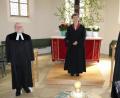 Bild: gru
Amtseinführung der neuen Prädikantin (von links): Pfarrer Matthias Ahnert, Heidi rauch und Dekan Karlhermann Schötz.