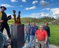 Bild: Herbert Laubmann/exb
Die Dorfgemeinschaft packte mit an, um die neue Skulptur von Heiko Herrmann (rechts) sicher am Freundschaftsweg zu verankern. Johannes Schwendner (links) übernahm die Schweißarbeiten, Michael Baumer (Dritter von rechts) half mit einem Gabelstapler aus.