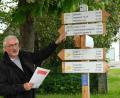 Bild: Hirsch
Tourismusbüroleiter Werner Dietrich ließ die sieben Wanderwege rund um die Stadt Neunburg einheitlich beschildern. Die Tafeln zeigen nicht nur die Richtung und die Entfernung an, sondern geben auch Hinweise auf Sehenswürdigkeiten und Einkehrmöglichkeiten.