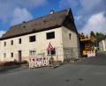 Bild: fph
Das Haus an der Franz-Schubert-Straße 2, das die Stadt gerade abreißen lässt, steht seit Jahren nicht nur leer, sondern auch im Weg.