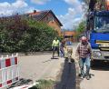 Bild: lgc
Schon ein gutes Stück vorangekommen sind die Bauarbeiten für die Breitbandversorgung der Baugebiete Schlammersdorf I und IV. Insbesondere in der Schulstraße ist jedoch noch mit Verkehrsbehinderungen zu rechnen.