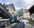 Bild: exb/Prögler
Ein Teilstück in der Irlacher Straße ist asphaltiert. Die weitere Arbeiten schreiten mit unvermindertem Tempo voran.