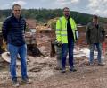 Bild: Reindl Monika/exb
Besichtigen das Gelände des Hirschauer Baugebiets Schulstraße (von links): Tobias Weininger (Bauleiter der Firma Mickan), Diplom-Ingenieur Thomas Dotzler (Bauamt Hirschau), Bürgermeister Hermann Falk, Rainer Müller (Polier der Firma Mickan) und Karl-Heinz Schmidt (Bauüberwachung von UTA Ingenieure).