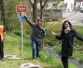 Bild: fpoz
Stolz präsentieren Umweltreferent Stefan Müller (Mitte) und Bürgermeisterin Margit Bayer (rechts) die Beschilderung an der Kössein gegenüber des Stadtparks. Mit im Bild (links) Bauhofleiter Artur Dziumbla.