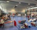 Bild: Stefanie Gradl
Die Dreifachturnhalle der Vilsecker Schule bietet ausreichend Platz. So können die zahlreichen Blutspender den Corona-gerechten Abstand einhalten.