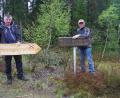 Bild: wro
OWV-Vorsitzender Peter Hasenfürter (von rechts) sowie der für Ruhebänke zuständige Banklwart Karl Bauer und Wanderwegewart Stefan Scharnagl legen gemeinsam Hand an, um die schadhafte Hinweistafel am Mühlnicklweiher durch eine neue zu ersetzen.
