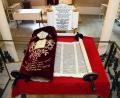 Bild: Wolfgang Steinbacher
Diese Aufnahme aus dem Juni 2015 in der Amberger Synagoge zeigt die 1793 geweihte Torarolle vor der rund zweijährigen Restaurierung in Israel. Am Mittwoch, 27. Januar, werden im Bundestag in Berlin ihre letzten Buchstaben geschrieben.
