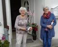 Bild: Fridolin Gans/exb
Glückwünsche zum 80. Geburtstag erhielt Rosemarie Selch (links) unter anderem von KAB-Vorsitzender Gudrun Sirtl.