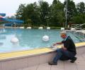 Bild: Probst, Helga
Bademeister Ewald Brunner prüft die Wasserqualität im Neunburger Freibad