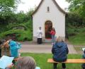 Bild: jzk
Katrin Rodler war eine der Lektorinnen, die Stadtpfarrer Thomas Kraus bei der Maiandacht an der Fatimakapelle in Kuchenreuth unterstützen.