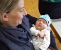 Bild: fsb
Die zwei Wochen alte Karlotta verschläft in Mamas Armen geborgen die Etzenrichter Gemeinderatssitzung. Bürgermeister Martin Schregelmann gratulierte Dritter Bürgermeisterin Monika Waldeck zur Geburt.