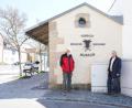 Bild: kaz
"Ponnath Meister Metzger Museum" steht seit kurzem an der Hauswand der ehemaligen Fleischbank. In der Mitte ist ein Ochsenkopf mit zwei Beilen zu sehen. Der ehemalige Firmenschild-Ausleger stammt von Metzgermeister Alois Bayer (rechts). Seit 20 Jahren ist das Fleischbankl bereits ein Museum. Auf Anfrage führt Hans Rösch durch das Fleischbankl.