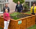 Bild: u
Wegen Umbauarbeiten im Garten des Seniorenheims St. Barbara musste das alte Hochbeet weichen. Es wurde durch ein neues, modernes und seniorengerechtes ersetzt (von links): Gerontotherapeutin Anita Dobmeier, Haustechniker Günter Birner, Christian Reil von der Firma Holzbau Reil und Heimleiterin Astrid Geitner.