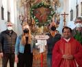 Bild: rha
In Erfüllung des Pestgelübdes feiert die Pfarreiengemeinschaft Vilseck-Schlicht-Sorghof einen gemeinsamen Wallfahrergottesdienst. Von links die Pilgerführer Andreas Plößner (Sorghof), Mona Kreuzer und Peter Ziegler (Vilseck), Stadtpfarrer Pater Robin Xavier und Pilgerführer Edmund Heldmann (Schlicht).