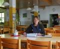 Bild: Eger
Im Speisesaal der Jugendherberge Tannenlohe, in dem normalerweise in den Pfingstferien kein freier Platz ist, sitzt Leitern Doris Fischer alleine. Seit 15 Monaten ist in Tannenlohe geschlossen. Eine Öffnung ist eventuell zu den Sommerferien geplant.