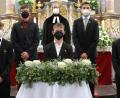 Bild: njn
Pfarrer Manuel Sauer (hinten, Mitte) feierte mit (hintere Reihe, von links) Michael Häupler und Herbert Strauß sowie (vordere Reihe, von links) Nico Schönfelder, David Rottmann und Marvin Nachtmann die Konfirmation.