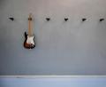 Symbolbild: Sebastian Gollnow/dpa
Immer auf der Suche nach der einen speziellen Gitarre. Kollege Wolfgang Ruppert sammelt Gitarren.