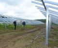 Bild: bey
Im Geltungsbereich des Bebauungsplanes "Sondergebiet Photovoltaikanlage Lohma-Lust" wird derzeit der zweite Abschnitt der Anlage errichtet. Projektleiter Manfred Striegl (rechts) informiert beim "Spatenstich" Bürgermeister Rainer Rewitzer (links) über die Leistungsfähigkeit der Anlage.