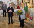 Bild: Josef Böhm
Dank und Anerkennung für 20 Jahre Mesnerin sowie gute Wünsche zum Namenstag gab’s für Renate Pflug (mit Blumenstrauß) von Pfarrer Herbert Rösl, Kirchenpfleger Jakob Kiener und PGR-Sprecherin Irmgard Glaser.