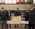 Bild: Dobmeier
Einen Scheck über 1000 Euro übergab der Lions Club Neustadt Lobkowitz an die Tafel Weiden-Neustadt. Tafel-Vorsitzender Josef Gebhardt (von links), Dr. Horst Fabriz, Lions-Präsident Yul Regler, zweiter Tafel-Vorsitzender Engelbert Mayer und vom Lions Hilfswerk Dietmar Prusko freuen sich gemeinsam.