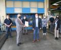 Bild: fpoz
Stellvertretender Fertigungsleiter Johann Fachtan, Landrat Roland Grillmeier, Fertigungsleiter Harald Thoma, Geschäftsführer Johannes Troesch, Prokuristin Frieda Reiß, Lars Trinks (Umweltmanagement), Bürgermeisterin Margit Bayer und Betriebsrat Stefan Schultes bei der Zertifikat-Übergabe. Im Hintergrund die 1000 Tonnen Try-Out-Presse zur Werkzeugerprobung und Kleinserienfertigung.