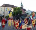 Archivbild: lg
Sie waren 2019 ein Hingucker: Die Gaukler des Ortenburg-Gymnasiums trugen dazu bei, dass sich der Marktplatz in eine barocke Festspielarena verwandelte. Auch bei der Neuinszenierung sind sie mit von der Partie.