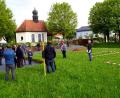 Bild: bkr
Mit roten Flatterbändern ausgesteckt sind die Flächen für die Spielgeräte. Geschottert ist bereits der barrierefreie Zugang von der Kapelle zum Dorfplatz und dem Sitzplatz.