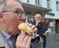 Bild: Kunz
Die beiden Bürgermeister Reinhold Wildenauer und Lothar Höher genießen die erste Bratwurstsemmel in der Fußgängerzone. Seit Donnerstag ist der Verzehr wieder direkt vor Ort möglich, da die Maskenpflicht aufgehoben (außer an Markttagen) wurde.