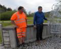 Bild: pop
Gemeindearbeiter Christian Lautenschlager, Bürgermeister Peter Braun, Künstler Franz Schmid und Erwin Koller (von links) begutachten die Nepomuk-Metallfigur auf der Doppelbogenbrücke.