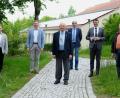 Bild: Hirsch
Landkreis und Behörde ehrten drei langjährige Feldgeschworene. Das Bild zeigt von links: Siegfried Lorenz, Josef Prechtl, Benjamin Boml, Konrad Fendl, Wilfried Knaut, Thomas Ebeling, Johann Becher und Anita Forster.