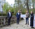 Bild: Sr. M. Sophia Schlembach/Kloster Waldsassen/exb
20.000 Euro stellt der Förderverein Welterbe Klosterlandschaft Waldsassen-Stiftland für den Bau des Aussichtsturms nahe der Lourdesgrotte zur Verfügung. Im Bild (von links) Landrat Roland Grillmeier, Hans-Jörg Schön, Bürgermeister Bernd Sommer und Äbtissin Laetitia Fech bei der symbolischen Spendenübergabe auf der Muttonebrücke im Klostergarten.