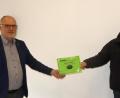 Bild: mfh
Bei der Spendenübergabe (von links): Betriebsratsvorsitzender Karl-Heinz König, der Zweite Vorsitzender des Vereins Selbsthilfegruppe Krebskranker Kinder Amberg-Sulzbach, Marco Kind, und der Leiter des Rohrwerk-Vertrauenskörpers, Arthur Schertl.