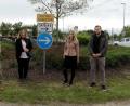 Bild: mor
Der Kreisverkehr an der großen Tankstelle in den Tower Barracks trägt künftig den Namen „Toni Dürr Traffic Circle“. Oberst Christopher Danbeck (von links) enthüllte zusammen mit Dürrs Tochter Regina Klemm und den Enkelkindern Isabella und Lukas auch einen Gedenkstein am Kreisverkehr.