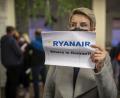 Bild: Mindaugas Kulbis, dpa/AP
Nach der erzwungenen Landung des Ryanair-Flugzeugs in Minsk hält eine Frau ein kleines Plakat mit der Aufschrift „Wo ist Roman Protassewitsch?!“ in der Hand.