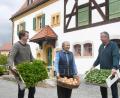 Bild: Gabi Schönberger
Hans Beutner, seine Mutter Frieda und Sohn Thomas (von rechts) sind bereit. Sie wollen auf dem Hof der Familie in Etzenricht zusammen mit anderen Direktvermarktern ab Juli jeden Freitag einen Bauernmarkt aufziehen.