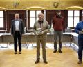 Bild: sck
Über die Neuerscheinung freuen sich (von links) der Auerbacher Chronist Rudolf Weber, Bürgermeister Joachim Neuß, stellvertretender AFO-Vorsitzender Bernhard Frahsek, Sebastian Stock und Eckhard Bodner.
