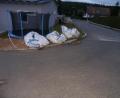 Bild: Polizeiinspektion Neustadt/WN
Zaun und Säcke liegen umgefahren auf dem Grundstück in Flossenbürg. Die Polizei sucht nun den Täter.