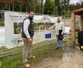 Bild: gis
Bürgermeister Sebastian Voit (links) lässt sich von José-Ricardo Castro-Riemenschneider (rechts) über den Stand der Sanierung unterrichten.