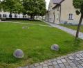 Bild: jr
Betonpoller sollen das Parken auf der Grünfläche am Therese-Neumann-Platz verhindern.