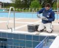 Bild: Gabi Schönberger
Viele Schäden, viel Klein-Klein. Die Reparaturen der Fliesenbeläge in den Becken des Schätzlerbades sind daher sehr zeitaufwändig. Ab Herbst werden Sport- und Seniorenbecken mit Edelstahl ausgekleidet.