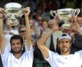 Bild: Neil Munns
Wimbledon 2010: Stolz halten Philipp Petzschner (links) und Jürgen Melzer ihre Trophäen nach dem Sieg im Doppel-Finale in die Höhe. Mit dem Österreicher Melzer feierte Petzschner seine größten Erfolge in der Doppel-Konkurrenz.