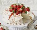 Bild: Verena Pelikan/Sweets Lifestyle/dpa
Die weiße Baiser-Wolke der Pavlova erinnert in der Tat an ein Ballettröckchen.