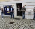Bild: sck
Symbolisch durchschneiden die Bürgermeister Hermann Mertel (Zweiter von links) und Bernhard Köller (Zweiter von rechts) das Band und eröffnen das Online-Rathaus.